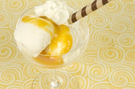 Cheesecake Ice-Cream With Mango Syrup