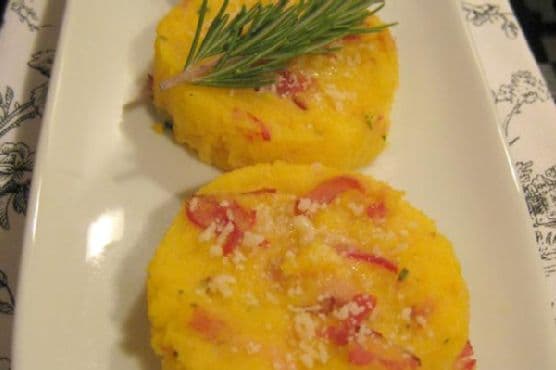 Medaglioni Di Polenta E Prosciutto Al Forno – Baked Polenta Medallions With Ham