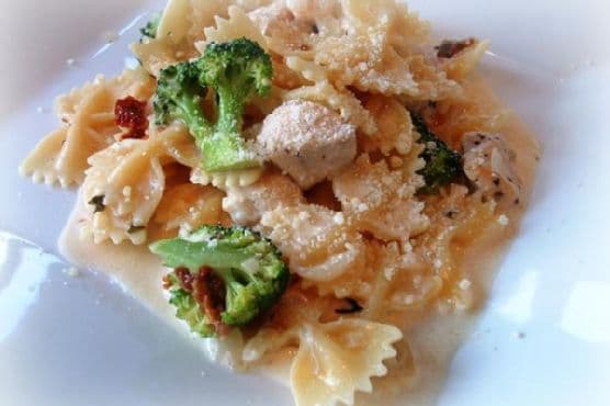 Pasta With Chicken and Broccoli