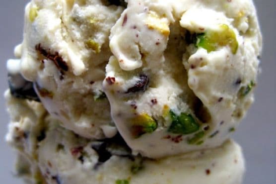 Cannoli Ice Cream w. Pistachios & Dark Chocolate